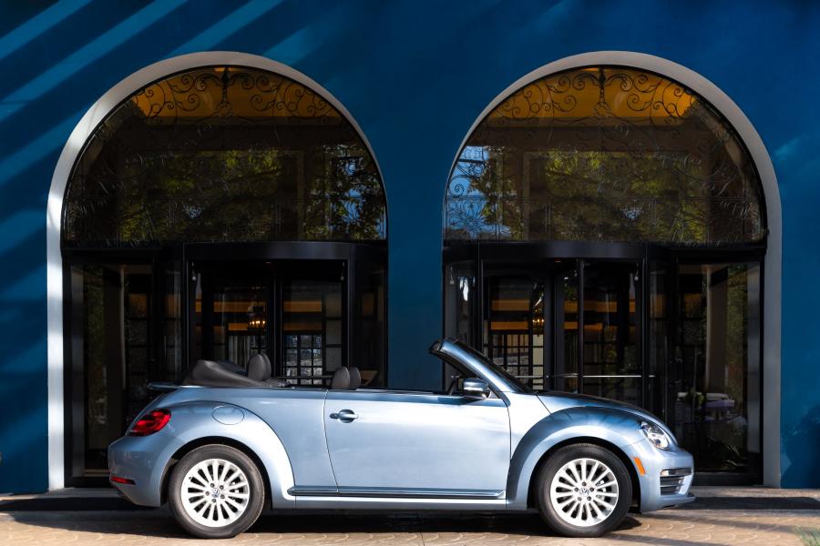 Volkswagen Beetle Final Edition Convertible 2018 года  (NA) (фото 7 из 15)